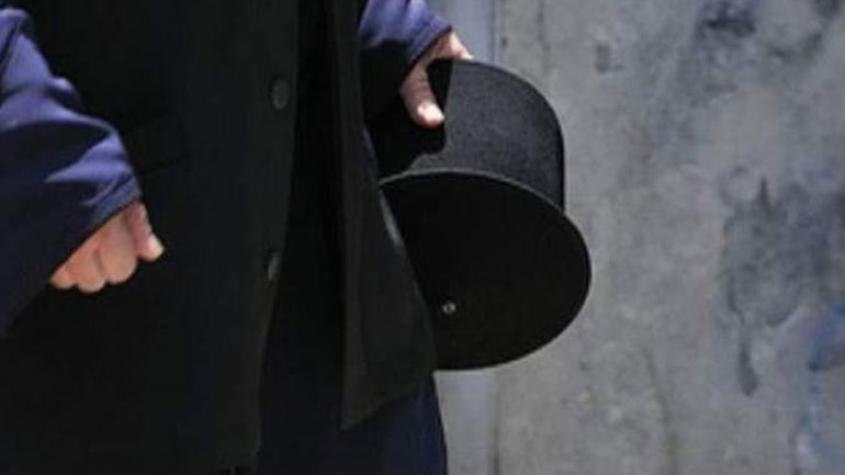 Ο παπάς και τα τριάντα αργύρια στον βουλευτή