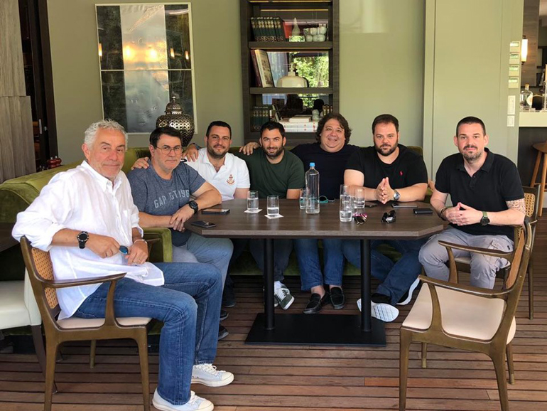 Από δεξιά, Μανώλης Σαλούρος, Τάκης Τρακουσέλης, Πάρις Ποντίκας, Βασίλης Σαρημπαλίδης,Κώστας Φούζας, Γιάννης Κανουπάκης και Νίκος Τσάδαρης...