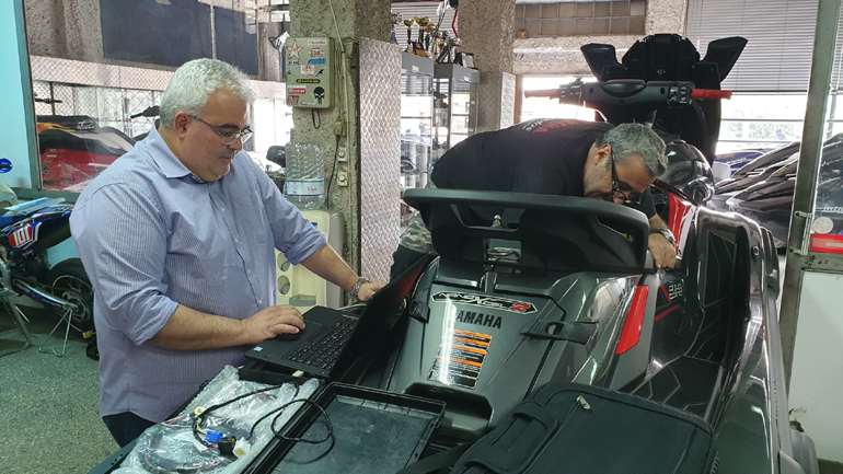 Όταν έχεις δίπλα σου τον Γιάννη Μουστάκη (αριστερά) και τον Γιάννη Χριστόπουλο δεν έχεις να φοβηθείς τίποτα. Ακόμα και η πιο απίθανη αναποδιά αντιμετωπίζεται χωρίς άγχος...