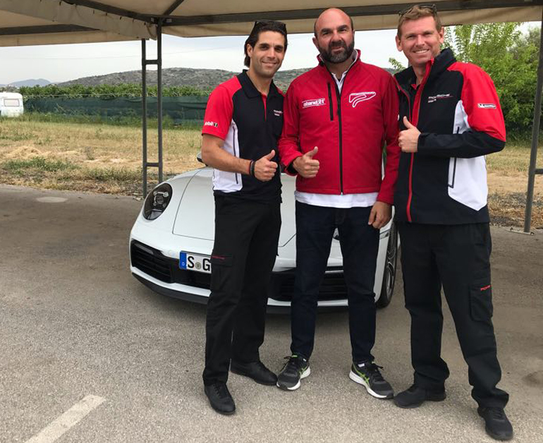 Ο Γιώργος Καραμέρης ανάμεσα στους επίσημους εκπαιδευτές της Porsche Paul και Jonathan...