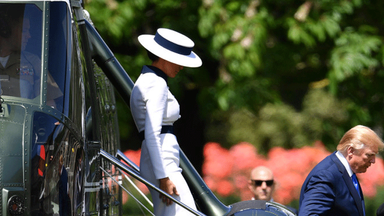 Η Πρώτη Κυρία Μελάνια Τραμπ αλά εμφάνιση Όντρεϊ Χέπμπορν