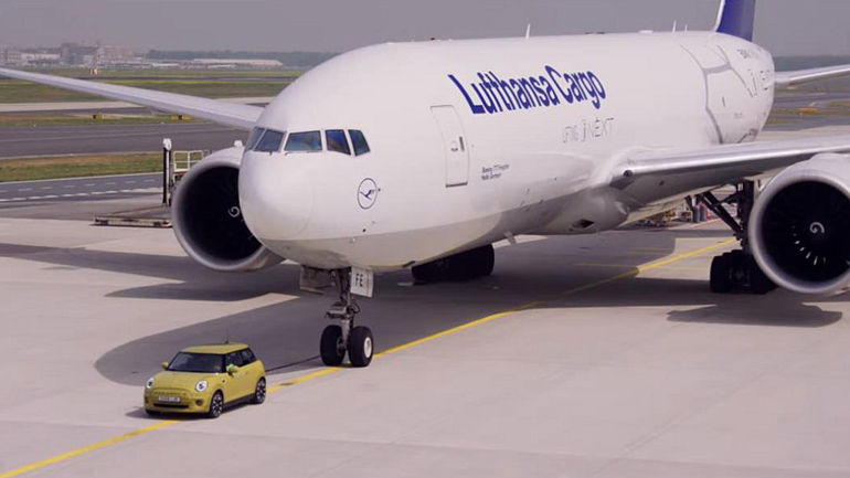 Μοντέλο της MINI τραβάει αεροπλάνο 150 τόνων