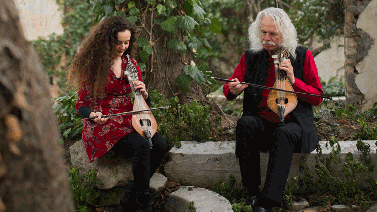 Ο Ross Daly και η Kέλυ Θωμά επιστρέφουν στο Θέατρο Ροές