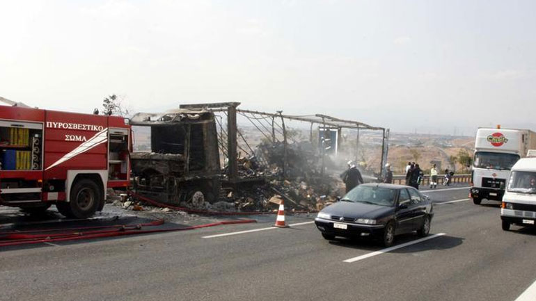 Στις φλόγες φορτηγό στην Αττική Οδό