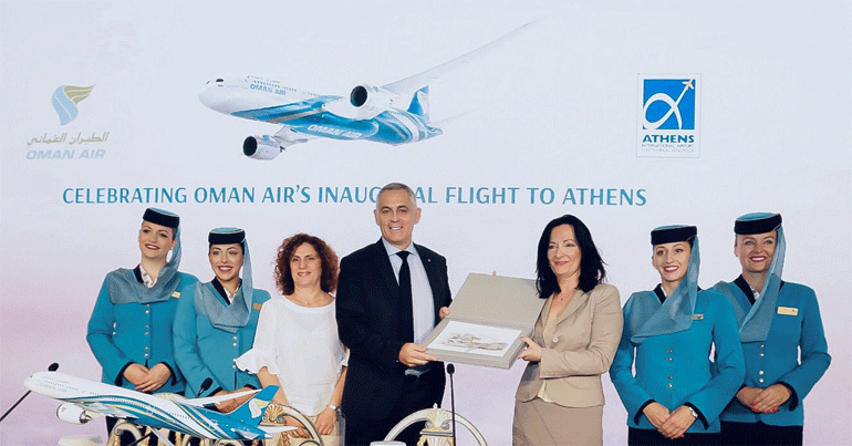 Το αεροδρόμιο της Αθήνας καλωσορίζει την Oman Air με ένα ... αθηναϊκό δώρο.   Από αριστερά: η κ. Τίνα Καλαμάρα, Country Manager, Oman Air, ο κ. Laurent Recoura, Senior Vice President, Sales, Oman Air και η κ. Ιωάννα Παπαδοπούλου, Διευθύντρια Επικοινωνίας & Μάρκετινγκ, Διεθνής Αερολιμένας Αθηνών