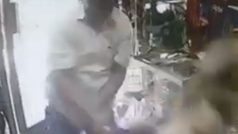 Ληστής με ρόπαλο επιτίθεται σε γυναίκα υπάλληλο καταστήματος Ληστής με ρόπαλο επιτίθεται σε γυναίκα υπάλληλο καταστήματος