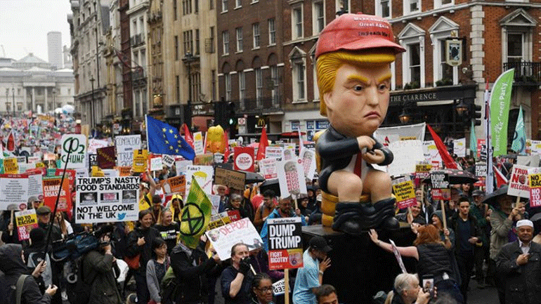 Λονδίνο: Κατασκεύασαν ομοίωμα με τον Τραμπ να κάθεται σε… χρυσή τουαλέτα