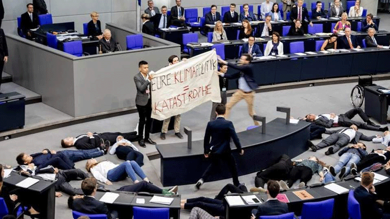 Ακτιβιστές διέκοψαν ομιλία του Σόιμπλε στη γερμανική βουλή