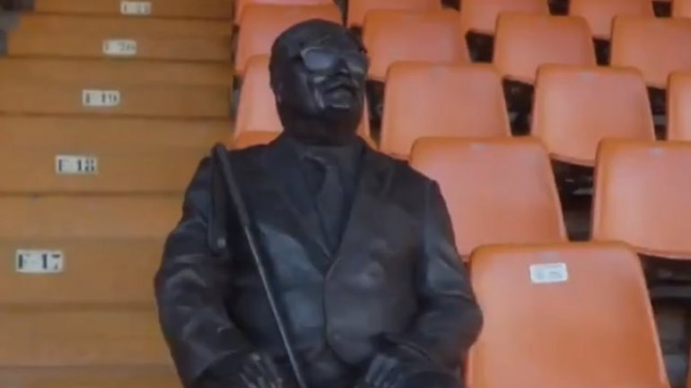 H Βαλένθια τοποθέτησε άγαλμα στο «Μεστάγια» για έναν τυφλό φίλαθλό της που πέθανε!