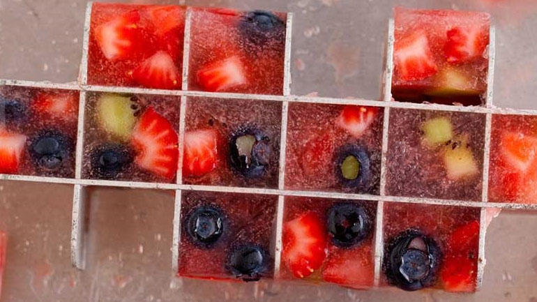 DIY: Παγάκια με γεύσεις για να εντυπωσιάσετε τους προσκεκλημένους σας!