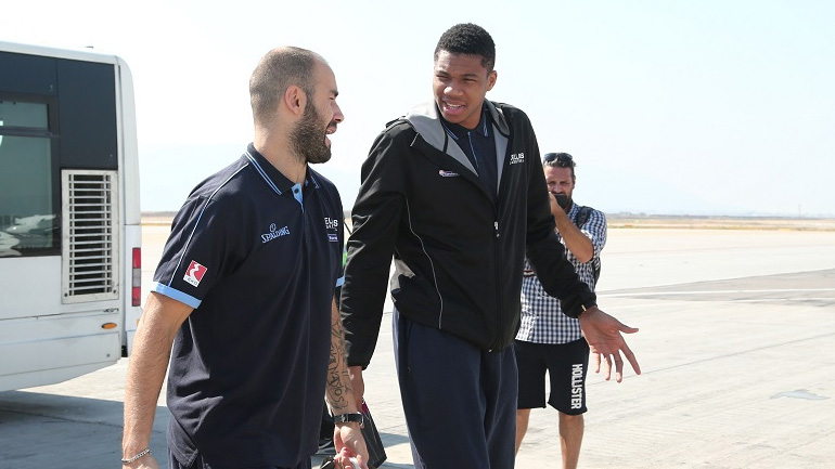 Φανέλα δώρο του Αντετοκούνμπο στον Σπανούλη