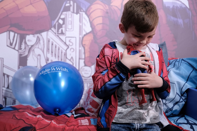 Ο Ερνάντ στο νέο του δωμάτιο, με τον αγαπημένο του σούπερ ήρωα