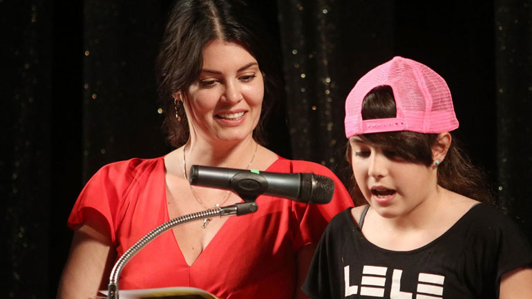 H Μαρία Κορινθίου μιλάει στις κάμερες μαζί με την 11χρονη κόρη της Ισμήνη