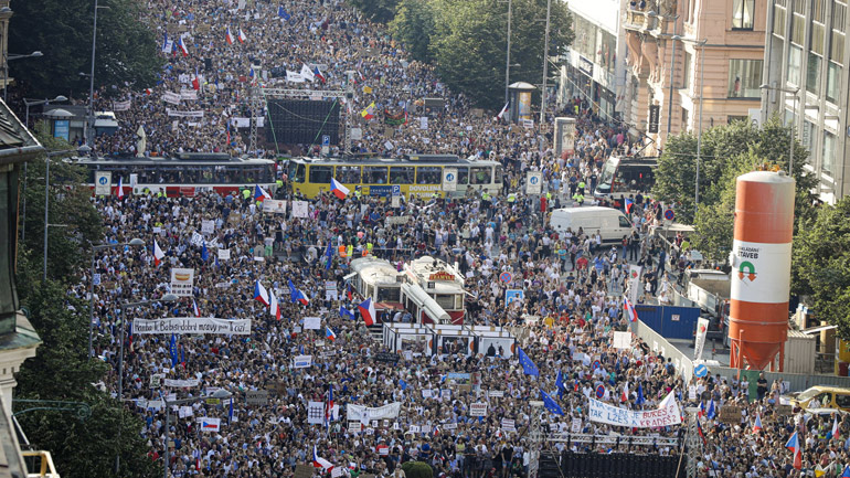 Τσεχία: Χιλιάδες διαδηλωτές ζήτησαν την παραίτηση του πρωθυπουργού