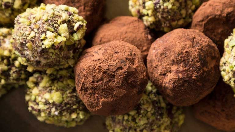 Τρουφάκια με ξηρούς καρπούς και δαμάσκηνα για απόλαυση χωρίς ενοχές!