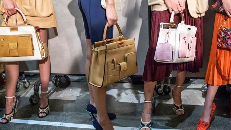 Τι έχουν οι κυρίες των ζωδίων μέσα στην τσάντα τους;