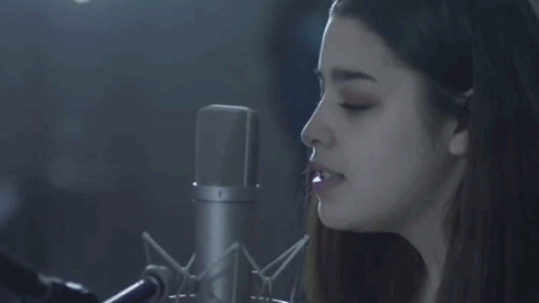 Μια έφηβη τραγουδά το «Blackbird» των Beatles σε γλώσσα αυτοχθόνων