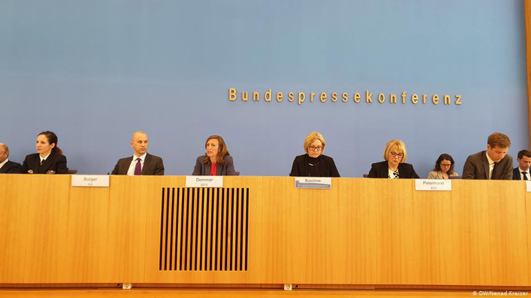 Το ζήτημα των επανορθώσεων αποτέλεσε θέμα του κυβερνητικού μπρίφινγκ στο Βερολίνο