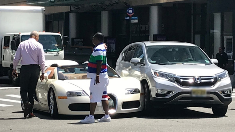 Ούτε μία ώρα δεν πρόλαβε να χαρεί τη Bugatti! Ούτε μία ώρα δεν πρόλαβε να χαρεί τη Bugatti!