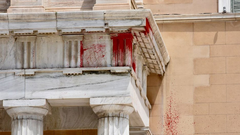 Ελεύθερος και ο δεύτερος κατηγορούμενος για την επίθεση του «Ρουβίκωνα» με μπογιές στη Βουλή