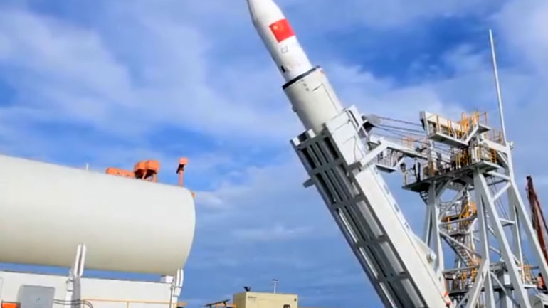 Για πρώτη φορά η Κίνα εκτόξευσε πύραυλο με δορυφόρους από ένα πλοίο στη θάλασσα