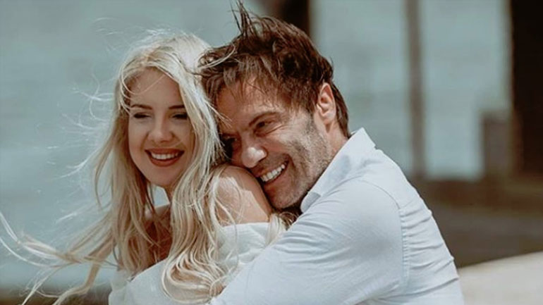 Ο Στράτος Τζώρτζογλου και η Σοφία Μαριόλα ποζάρουν με τις βέρες τους!