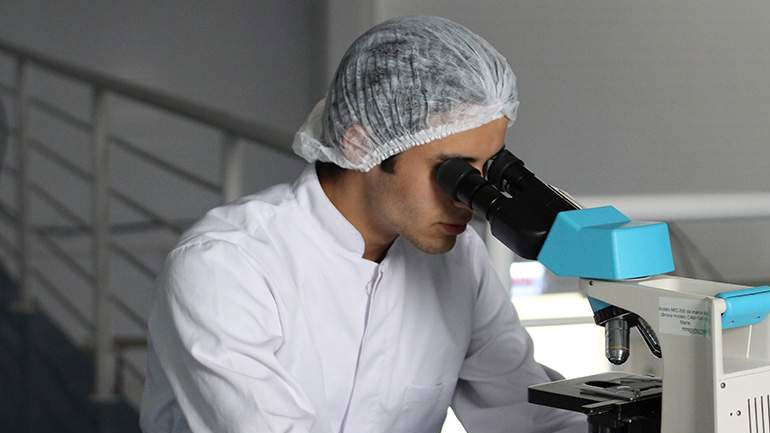 Ο μέσος άνθρωπος τρώει έως 121.000 μικροπλαστικά σωματίδια τον χρόνο