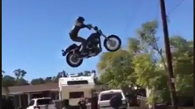 Μοτοσυκλέτα vs Βαρύτητα, σημείωσατε διπλό Μοτοσυκλέτα vs Βαρύτητα, σημείωσατε διπλό