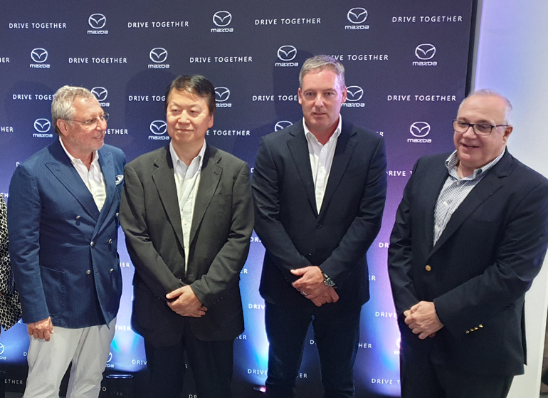 Από δεξιά: Γιάννης Συγγελίδης, David McGonigle (επικεφαλής Mazda κεντρικής και Ν/Α/ Ευρώπης), Yasuhiro Shimizu (Πρέσβης της Ιαπωνίας) και Πολυχρόνης Συγελίδης
