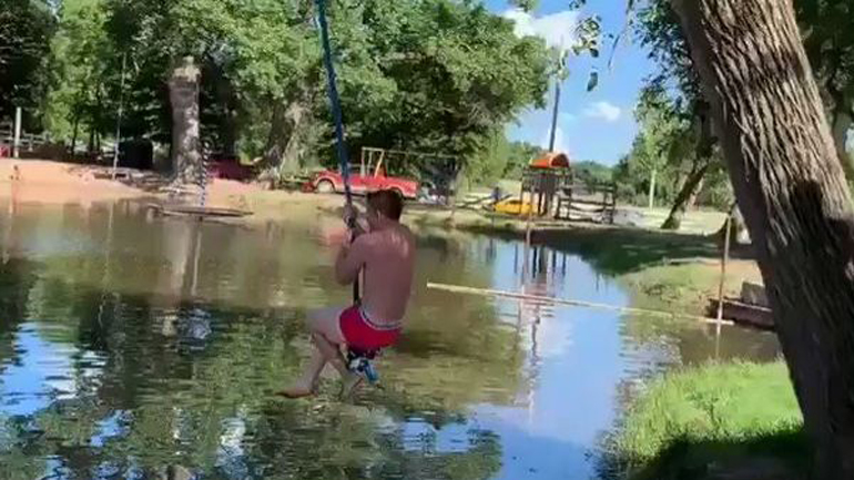 11 άτομα κάνουν κούνια με ένα σχοινί