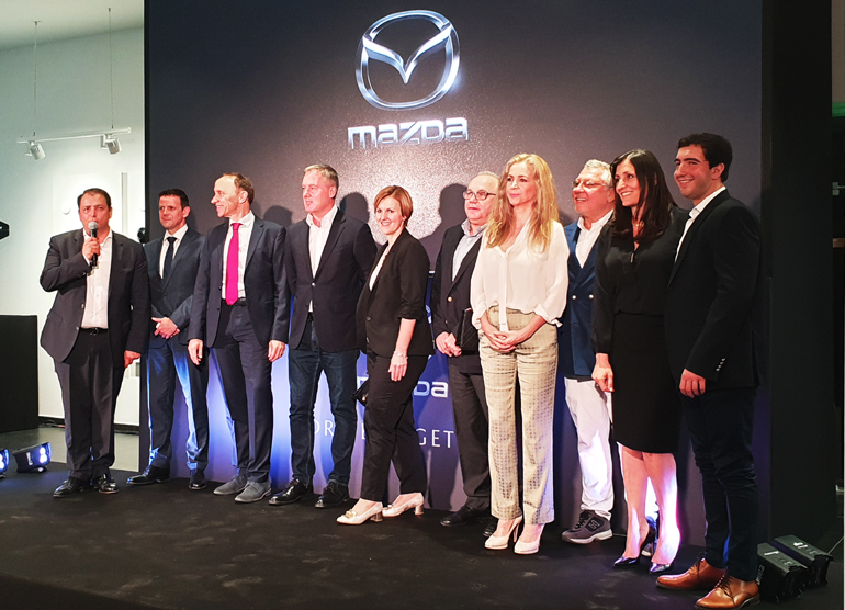 Από δεξιά: Γιώργος Συγγελίδης, Κορίνα Βαλυράκη, Πολυχρόνης Συγγελίδης, Ναταλί Συγγελίδη, Γιάννης Συγγελίδης, Simon Strohmaier, David McGonigle, Berndt Leiderer, Μάνος Εμμανουήλ και Δημήτρης Καββούρης