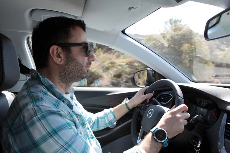 Πίσω από το τιμόνι του δικού σου αυτοκινήτου νιώθεις άνετα, ασφάλεια και δεν σε ενοχλεί και... κανένας!