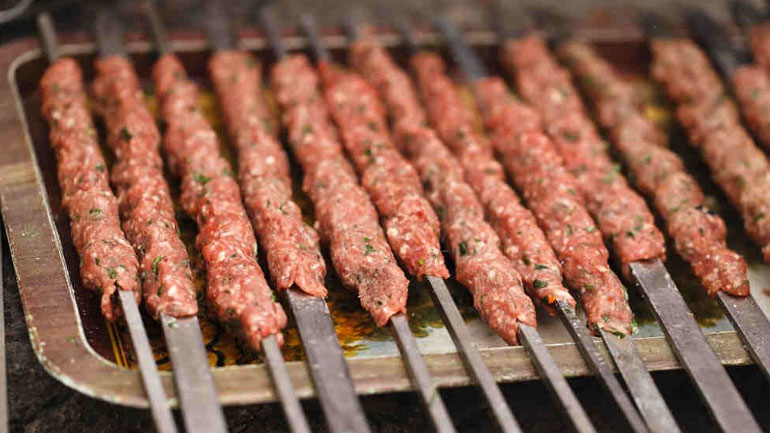 Κατασχέθηκε ακατάλληλο κεμπάπ από επιχείρηση στον Πειραιά