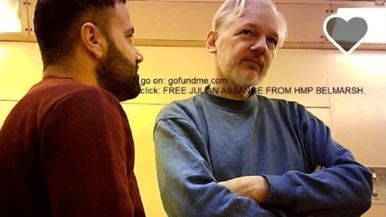 Στο «φως» της δημοσιότητας οι πρώτες φωτογραφίες του Ασάνζ από τη φυλακή