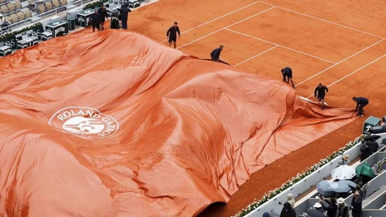 Ρολάν Γκαρός: Διεκόπη και συνεχίζεται το Σάββατο (8/6) ο ημιτελικός Τζόκοβιτς-Τιμ