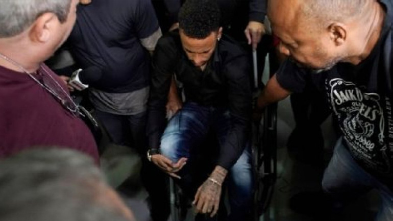 Νεϊμάρ: Mε αναπηρικό καροτσάκι και πατερίτσες στο αστυνομικό τμήμα για να απολογηθεί