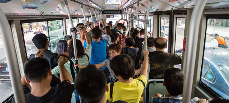 Η εικόνα του συνωστισμού αποτρέπει τους Έλληνες (όσοι μπορούν) να χρησιμοποιούν τα αστικά λεωφορεία...