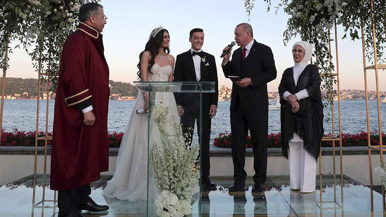 Τουρκία: Κουμπάρος στον γάμο του Μεσούτ Οζίλ ο Ερντογάν
