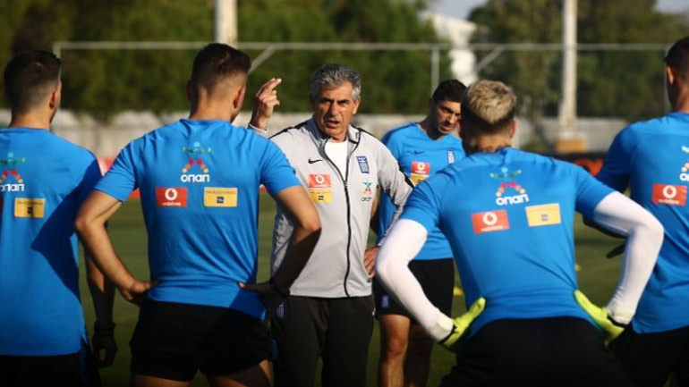 Μένει όρθια και «αγκαλιάζει» την πρόκριση η Εθνική Ομάδα