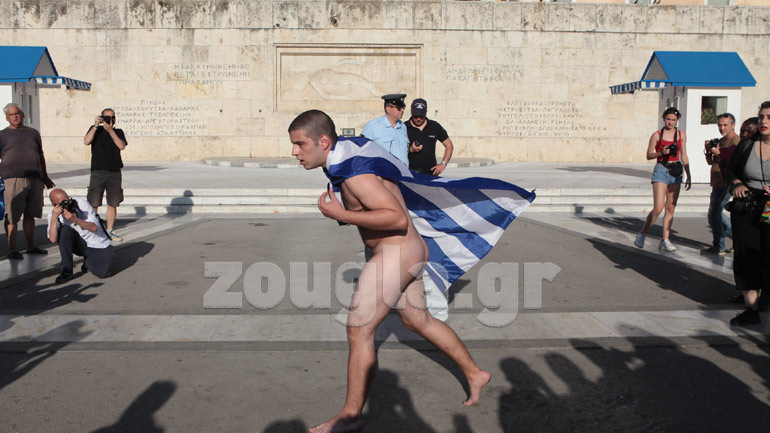 Διαδηλωτής του Athens Pride φόρεσε μόνο την… ελληνική σημαία και προσέγγισε τη Βουλή