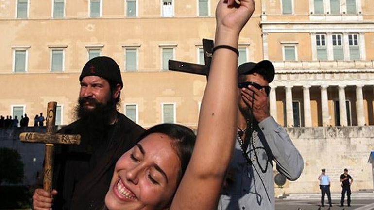 Προσήχθη ο πάτερ Κλεομένης για τη διαμαρτυρία του στο Athens Pride