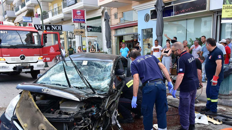 «Τρελή» πορεία οχήματος στο κέντρο του Ναυπλίου – Δύο τραυματίες, από θαύμα δεν υπήρξαν θύματα