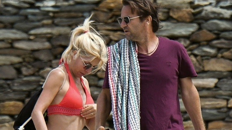 Η Ελένη Μενεγάκη ποζάρει με καυτό μπικίνι στην παραλία!