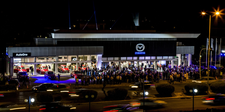 Υπερπαραγωγή το κατάστημα της Mazda στη Γλυφάδα