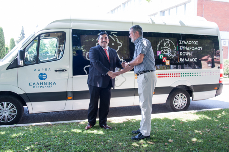 O Πρόεδρος «Συλλόγου Συνδρόμου Down Ελλάδος» Σταύρος Τσιφλίκης (αριστερά), παραλαμβάνει το κλειδί του οχήματος από τον Διευθυντή Βιομηχανικών Εγκαταστάσεων Θεσσαλονίκης κΧριστόφορο Αντώτσιο