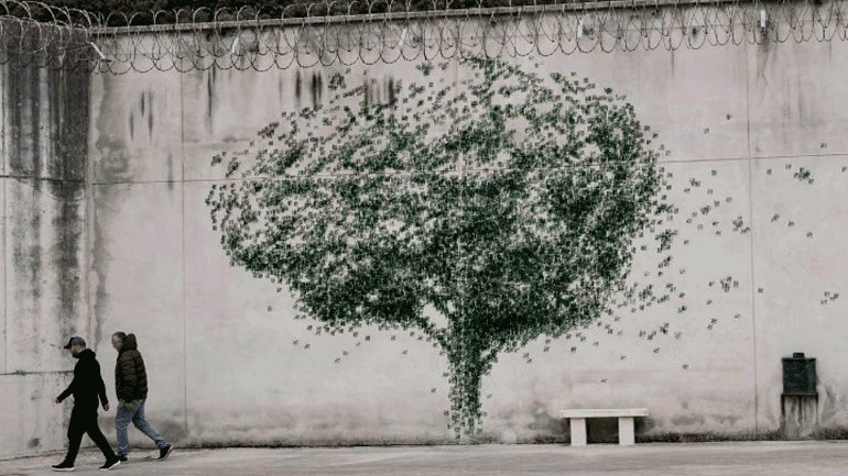 Στην πιο παλιά ισπανική φυλακή, το «Χρυσωρυχείο» του Pejac