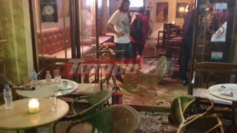 Νύχτα τρόμου στην Πάτρα – Κουκουλοφόροι επιτέθηκαν με καπνογόνα σε κατάστημα εστίασης