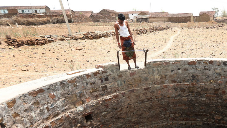 Ινδία: Ένα 2χρονο αγοράκι βρίσκεται εγκλωβισμένο σε ένα πηγάδι εδώ και 4 ημέρες