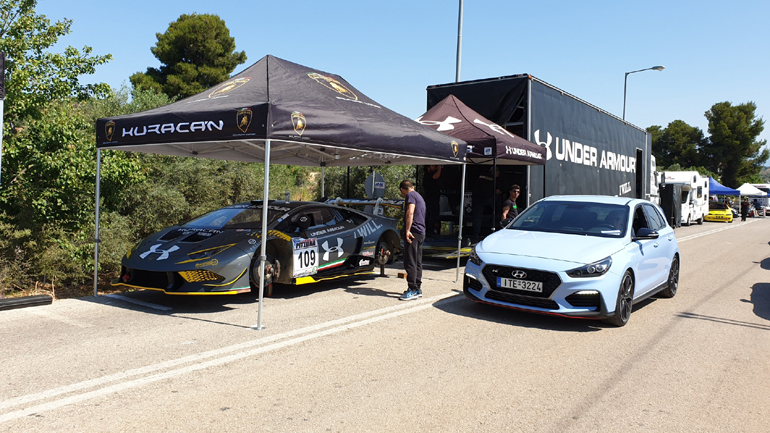 To Hyundai i30N δίπλα στην αγωνιστική Lamborghini Huracan...