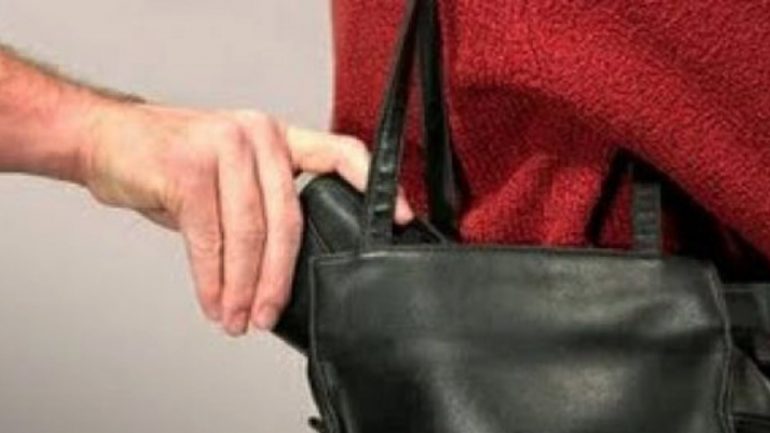 Έκαναν αγορές με κλεμμένες κάρτες και πιάστηκαν στη “φάκα”